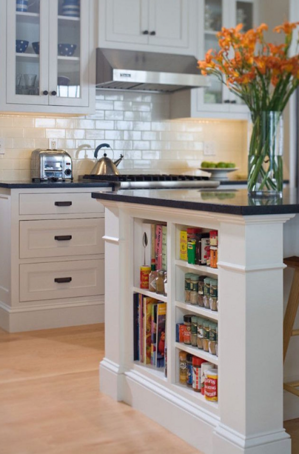 Dapur dengan rak kayu untuk menyimpan buku masak kuno